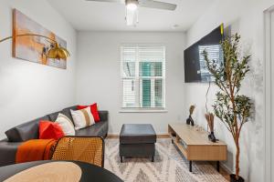 2Beds|2Baths|Near Convention Ctr|Free Parking|Gym