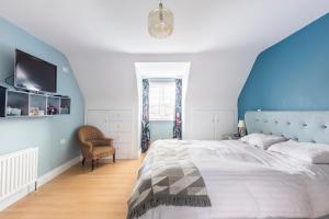 Large Galway country house on edge of city with superb garden