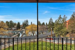 River View Condo- Edge of Downtown