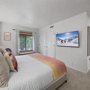 129 Park Station Escape! Cozy Condo with Pool Hot Tub! Walking Distance to Main Street Town Lift! by SkyRun Park City