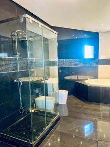 Waterfront Villa & Private Pool 12 km from the Stadium