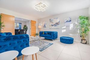 Luxury Oasis Hot Tub EV Parking