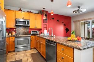 Townhouse with pool lanai & hot tub