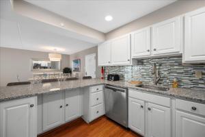 Beautiful 2 Bedroom Condo at the Quay!