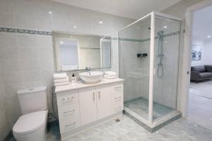 Modern Suburban Grandeur - Luxury Family Estate in Stretton