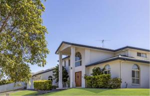 5BR Modern Suburban Grandeur - Luxury Family Estate in Stretton