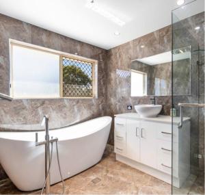 Modern Suburban Grandeur - Luxury Family Estate in Stretton