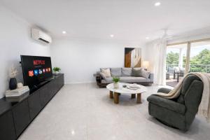 Modern Suburban Grandeur - Luxury Family Estate in Stretton