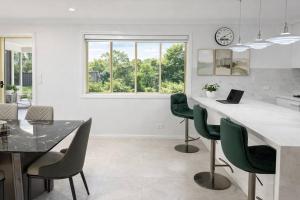 Modern Suburban Grandeur - Luxury Family Estate in Stretton