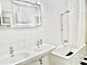 130 m2 Stylish 5-Room Apartment