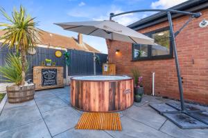 Luxury Oasis Hot Tub EV Parking