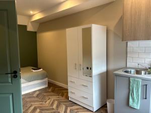 4 Luxury Mini Studio Room with Parking, Wi-Fi, Workers