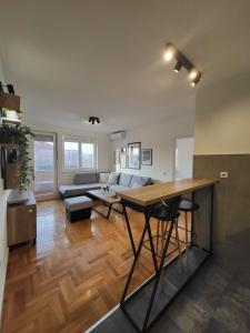 Niš City Center Apartment with Balcony