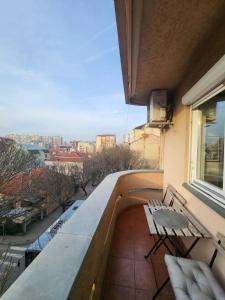 Niš City Center Apartment with Balcony