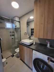 Niš City Center Apartment with Balcony