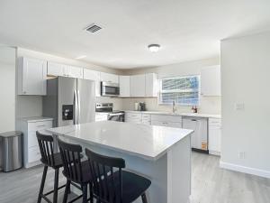 Spacious Tampa Stay • Large Yard • 15 Guests