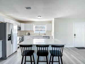 Spacious Tampa Stay • Large Yard • 15 Guests