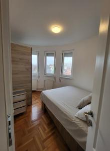 Niš City Center Apartment with Balcony