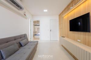 Apto c Varanda e Churrasq. a 350m do Mar EIM0301