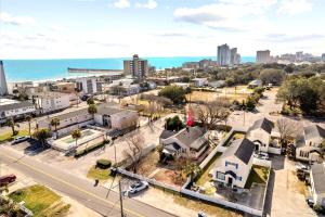 Charming Centrally Located Ocean View w Huge Private Yard, Patio, Firepit, & BBQ