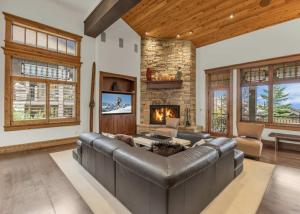 Luxe Park City Escape Hot Tub & Theater