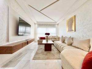 Gorgeous 2 Bedrooms City Retreat with 10th Floor Views