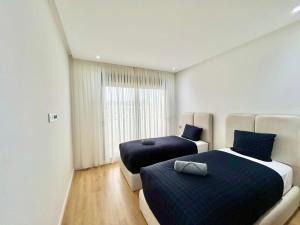 Gorgeous 2 Bedrooms City Retreat with 10th Floor Views