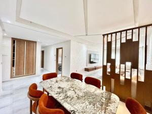 Gorgeous 2 Bedrooms City Retreat with 10th Floor Views