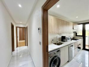 Gorgeous 2 Bedrooms City Retreat with 10th Floor Views