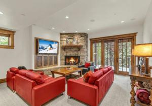 Luxe Park City Escape Hot Tub & Theater