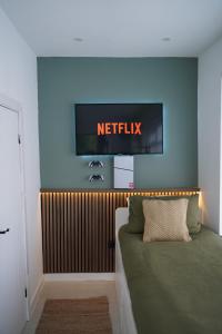 THE COZY CAVE includes Private entry PS5 Netflix