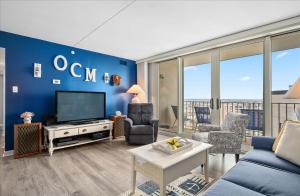 Side Ocean View 2 Bedroom Quay Condo with Indoor & Outdoor Pools!