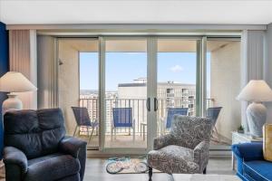 Side Ocean View 2 Bedroom Quay Condo with Indoor & Outdoor Pools!