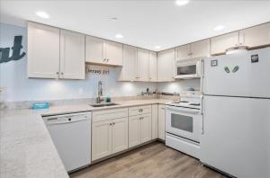 Side Ocean View 2 Bedroom Quay Condo with Indoor & Outdoor Pools!