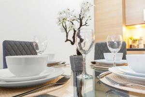 Stylish 2BR in Wembley Stadium with Free Parking & Balcony