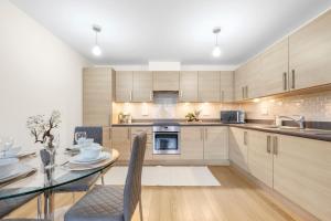 Stylish 2BR in Wembley Stadium with Free Parking & Balcony