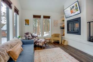 4 Mi to Ski Lift Cabin with Hot Tub in Breckenridge