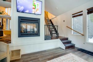 4 Mi to Ski Lift Cabin with Hot Tub in Breckenridge