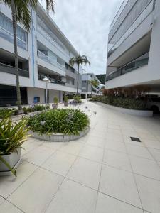 APTO pé na areia, NOVO e aconchegante! Condomínio completo no melhor dos Ingleses!