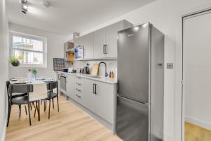 Stunning Bedroom In Luxury Apartment - Private Bathroom