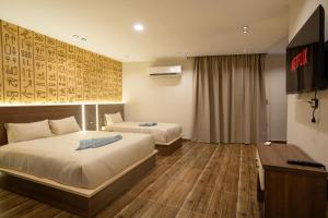 pyra pyramids view inn