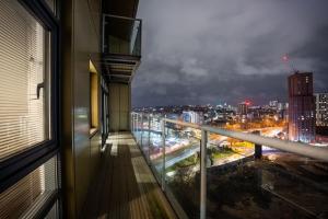 Leeds City Retreat on the Riverbank - Sleeps 8 - Balcony