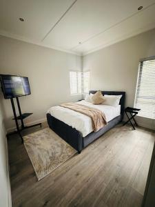 Luxury Modern Apartment in Bryanston with Fast Wi-Fi, Balcony & Parking