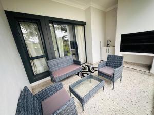 Luxury Modern Apartment in Bryanston with Fast Wi-Fi, Balcony & Parking