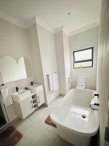 Luxury Modern Apartment in Bryanston with Fast Wi-Fi, Balcony & Parking