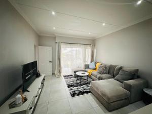 Luxury Modern Apartment in Bryanston with Fast Wi-Fi, Balcony & Parking