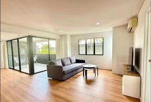 3BR, 2 Baths - Stylish Holiday Home in Kangaroo Point