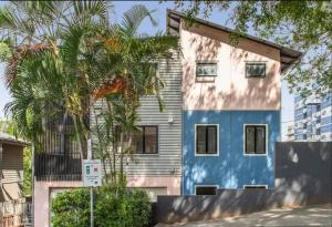 3BR, 2 Baths - Stylish Holiday Home in Kangaroo Point