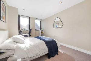 Spacious 3 Double Bed with Roof Terrace