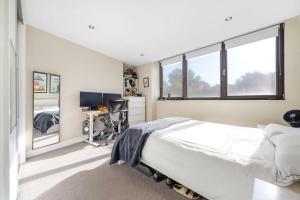 Spacious 3 Double Bed with Roof Terrace